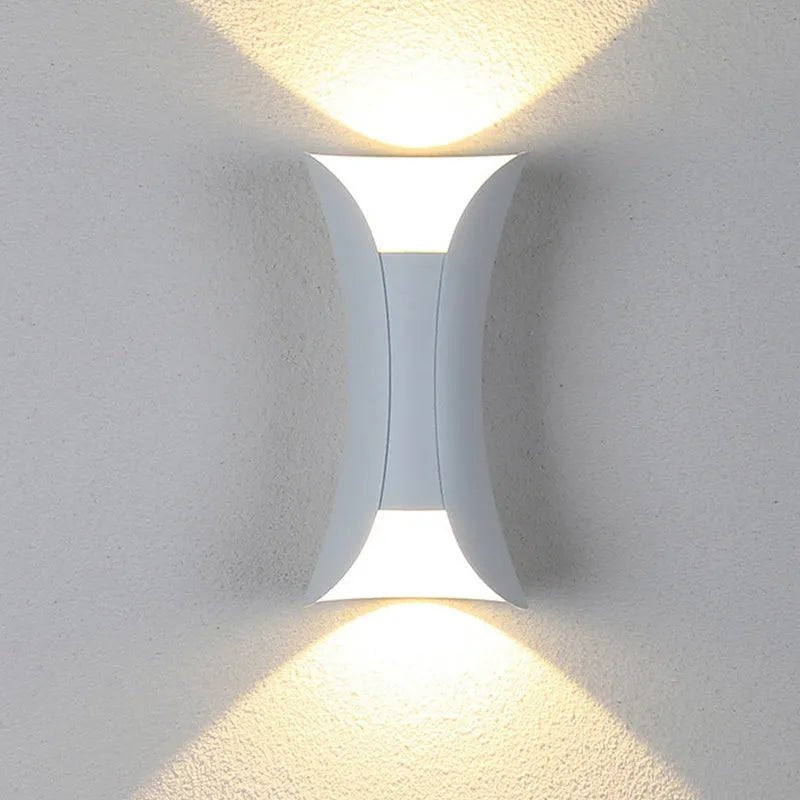 Orr Curved Outdoor Wall Light – Gebogene LED-Wandleuchte mit IP65-Schutz
