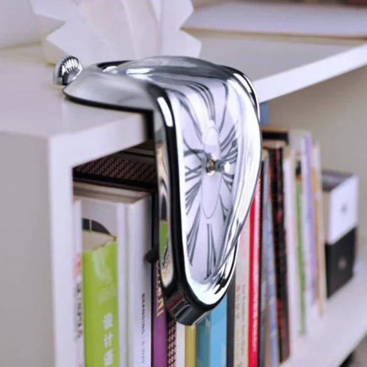 Cali - Surrealistische tropfende Wanduhr