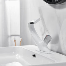 AQUACASCADE Wasserfall-Waschbeckenhahn – Eleganter Einhandmischer mit Spa-Effekt für Ihr Badezimmer