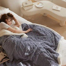 WinterWool Blanket – Flauschige Lammwolldecke für gemütliche Wintertage