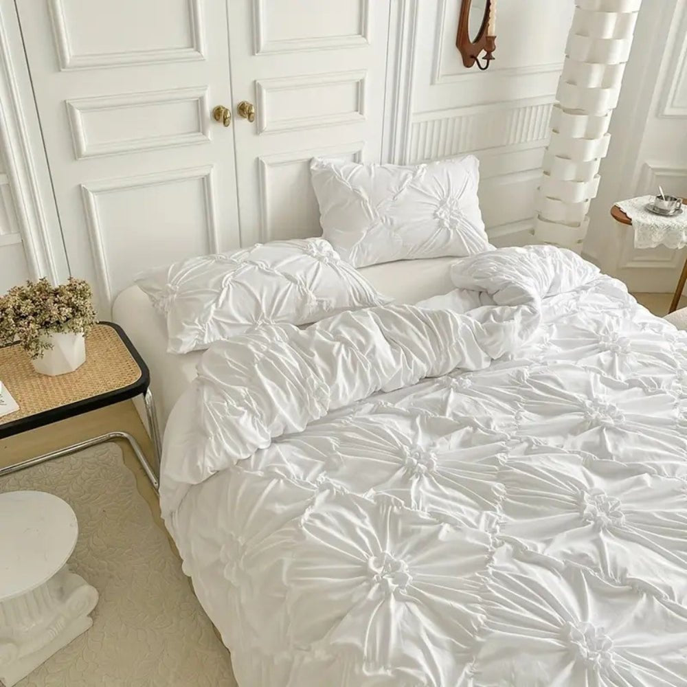 RuffledWeave Duvet Set – Elegantes Rüschblumen Bettbezug Set aus Mikrofaser