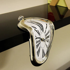 Cali - Surrealistische tropfende Wanduhr