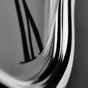 Cali - Surrealistische tropfende Wanduhr