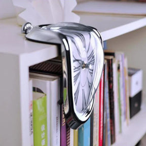 Cali - Surrealistische tropfende Wanduhr